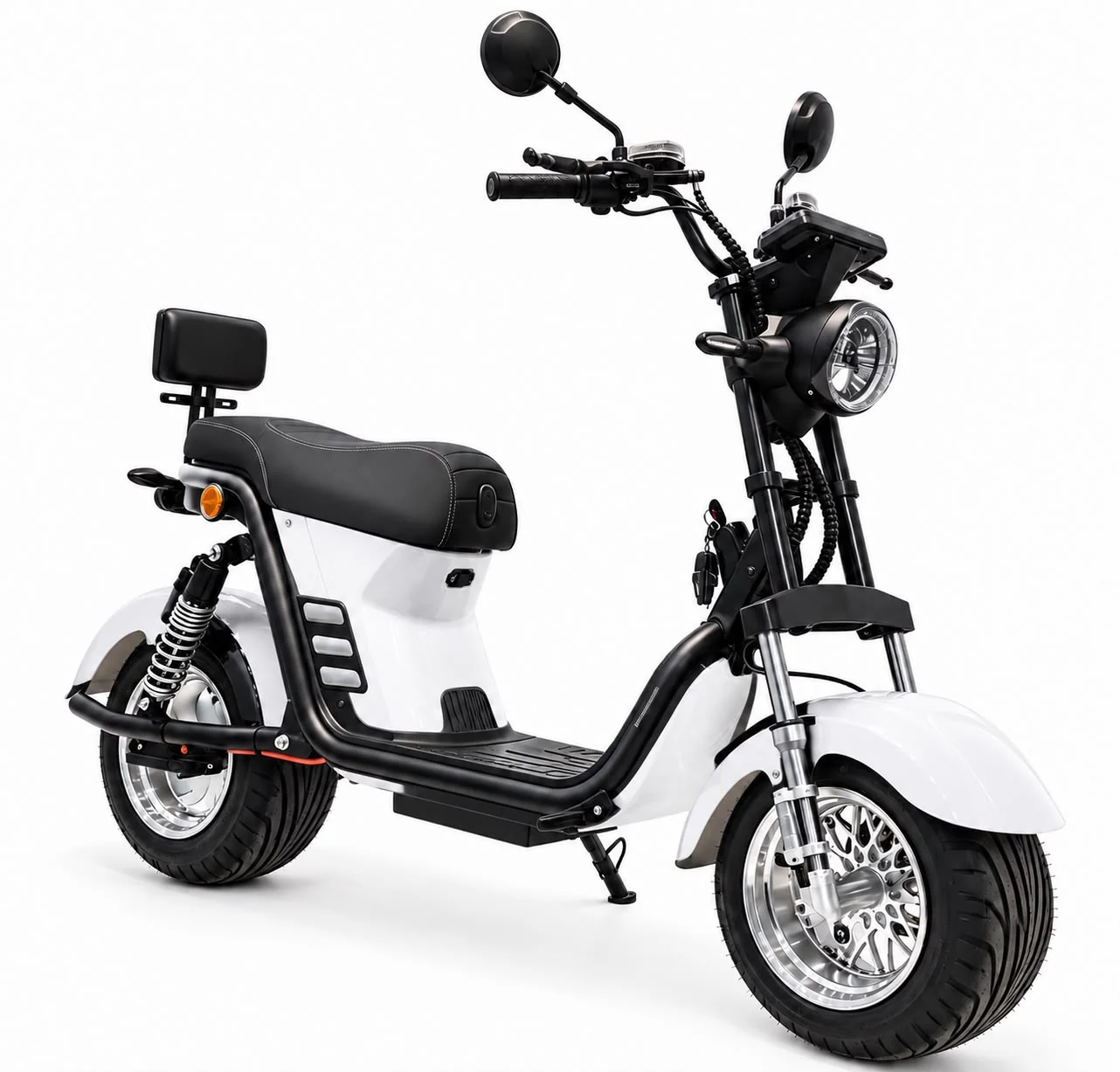 Harley X21 branca com chassi preto, vista frontal em três quartos